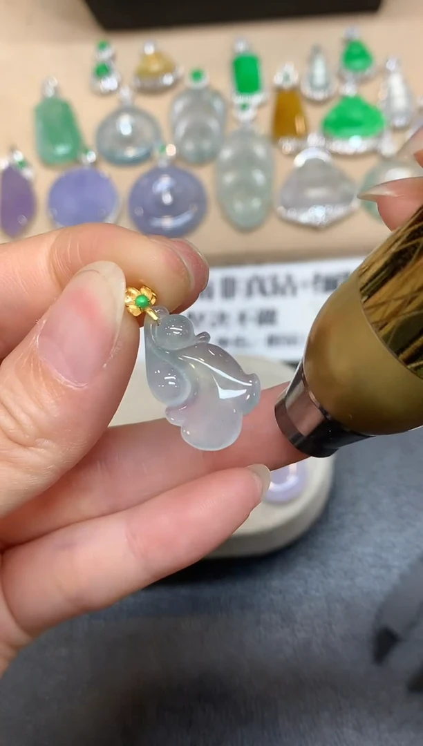 颈饰18K金镶嵌翡翠随形【无服务费