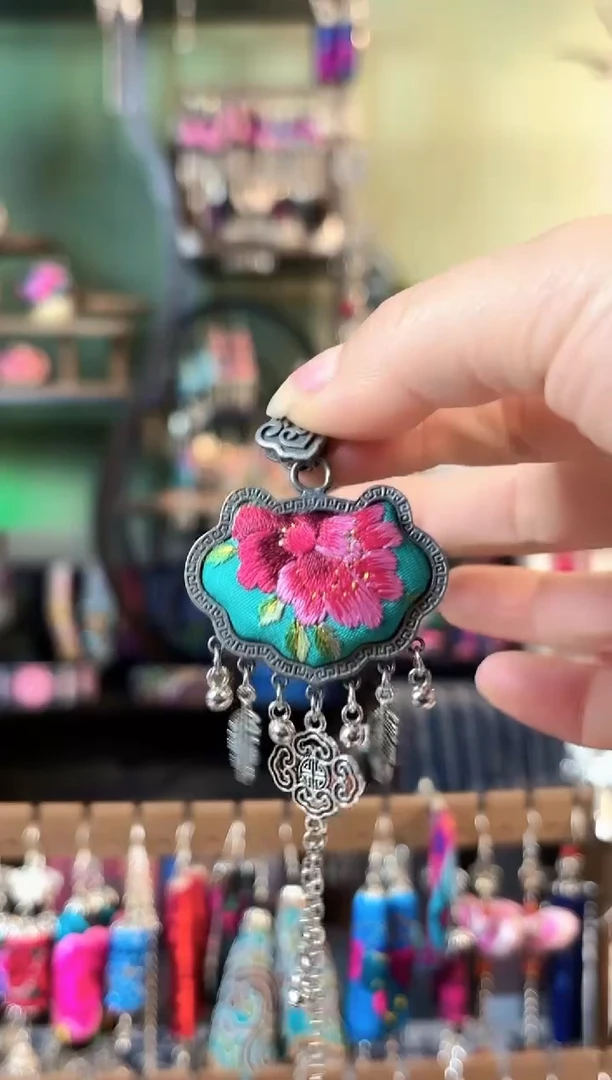 彩云南阁非遗老绣饰品733*