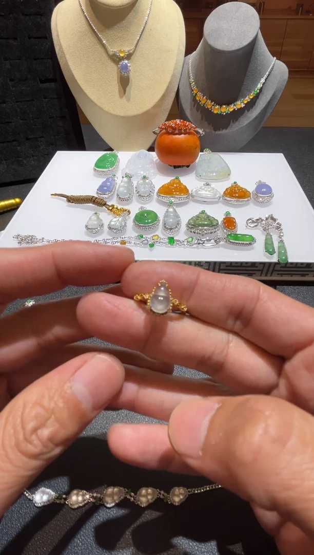 颈饰18K金镶嵌翡翠翡翠A货 闪购多样性