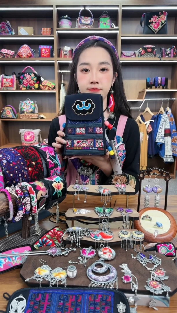 【闪购商品】织绣A50蒙阿苏苗绣传承