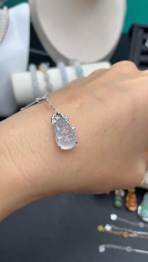 颈饰18K金镶嵌翡翠天然翡翠A货