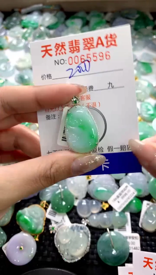 颈饰18K金镶嵌翡翠1111111111111111
