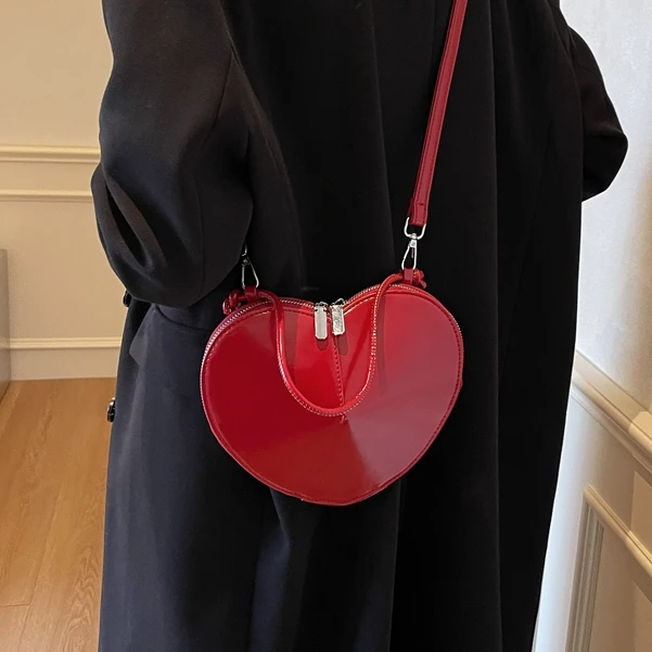 时尚超火小众设计包包女2025新款流行爆款斜挎包迷你心形包腋下包