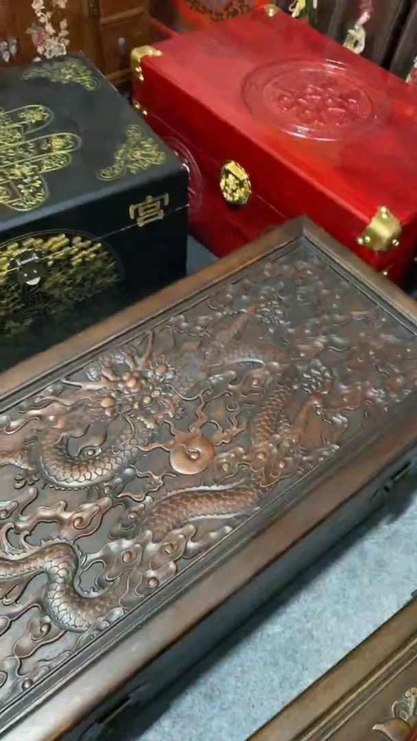 木手工浮雕九龙箱子