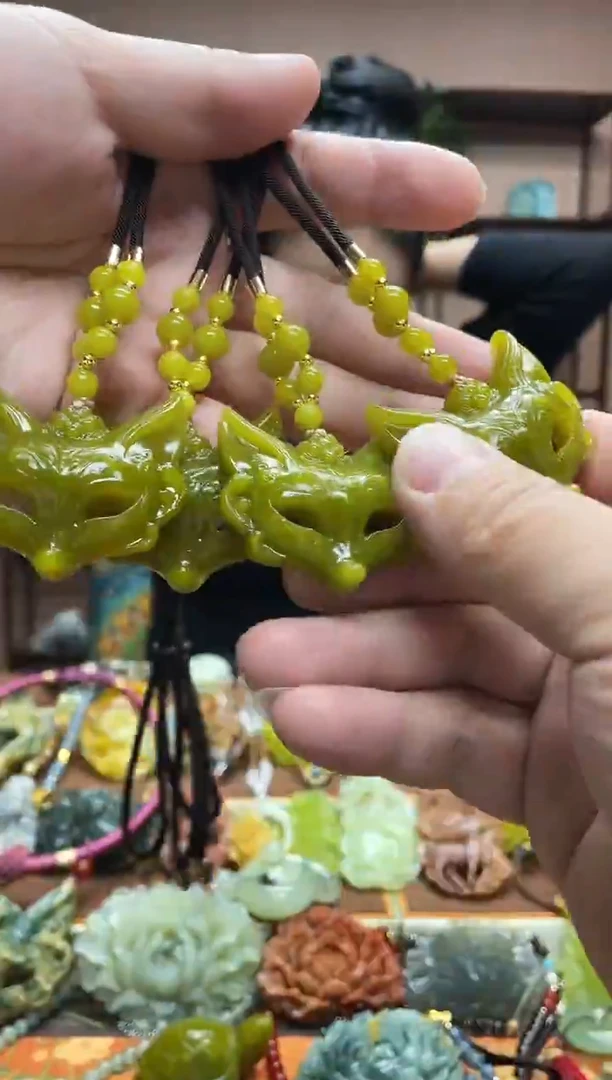 未镶嵌岫玉吊坠多样性发货发其中之一