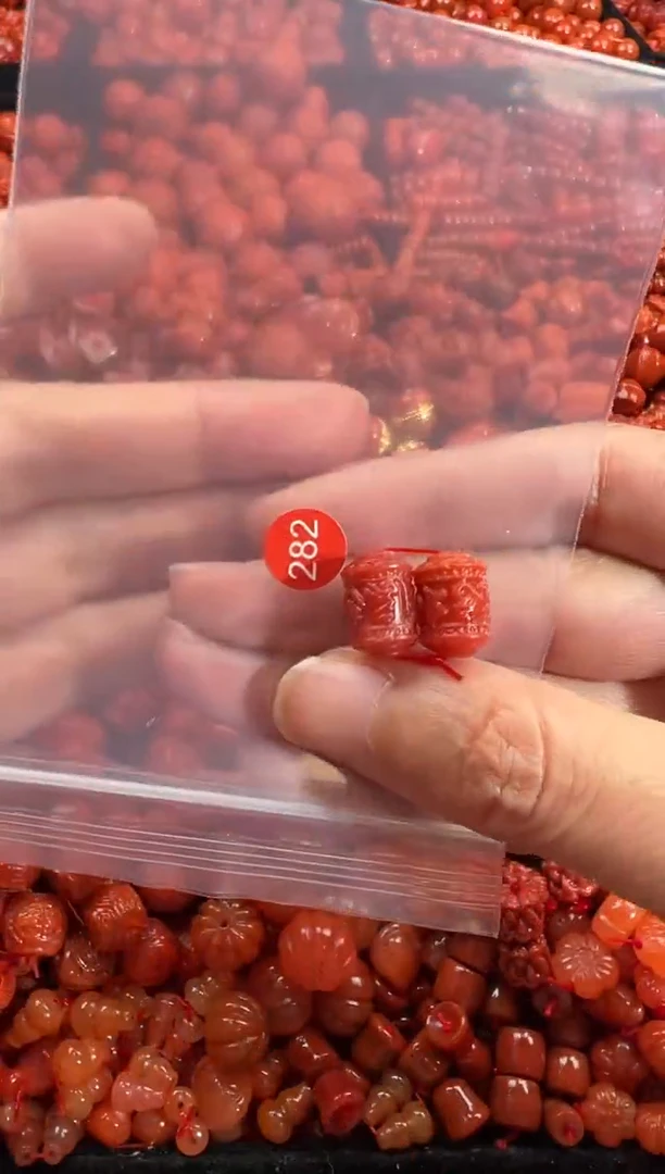 南红玛瑙未镶嵌颈饰1