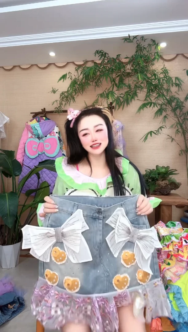 爱****咯重工牛仔短裙