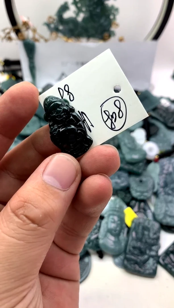 翡翠未镶嵌颈饰光**罗财神