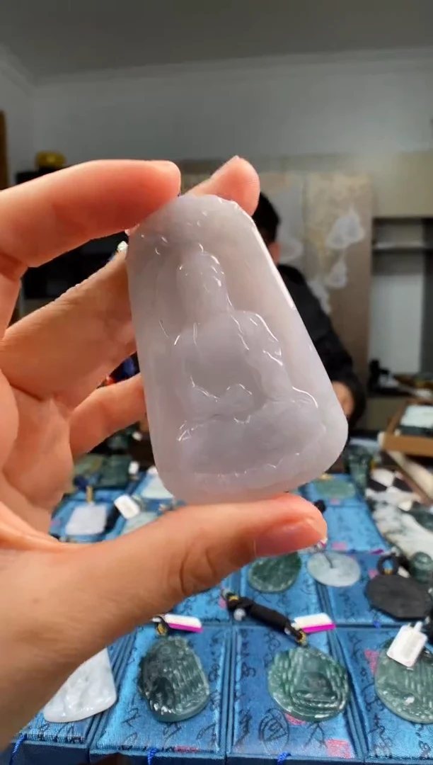 颈饰未镶嵌翡翠   多样性发其一