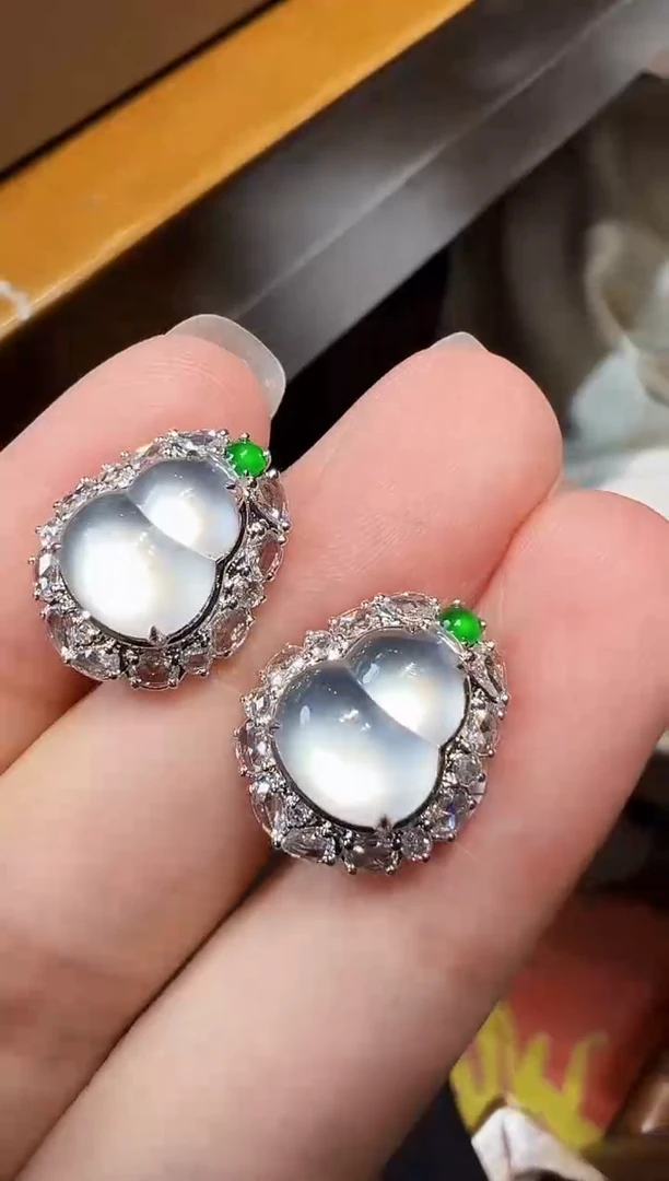 18K金镶嵌翡翠耳饰葫芦