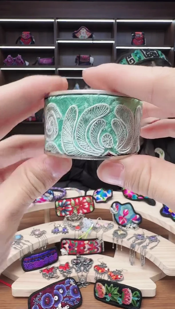 织绣64蒙阿苏苗绣传承店