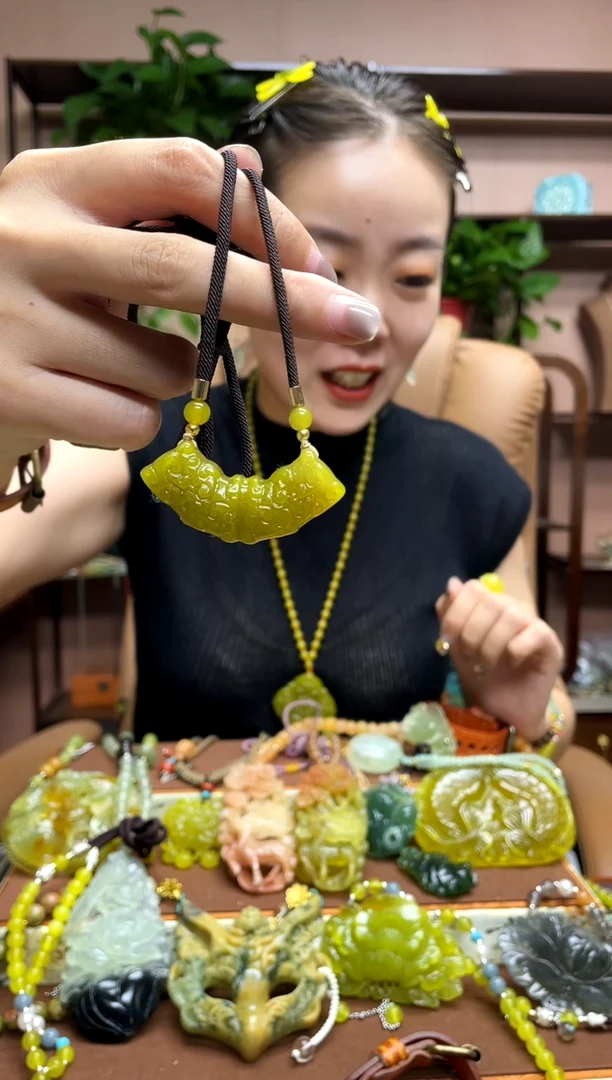 未镶嵌岫玉吊坠多样性发货发其中之一