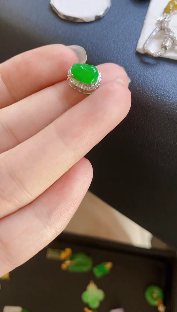 翡翠18K金镶嵌颈饰吊坠