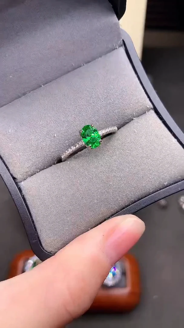 银S925镶嵌戒指石榴石（沙弗莱）........