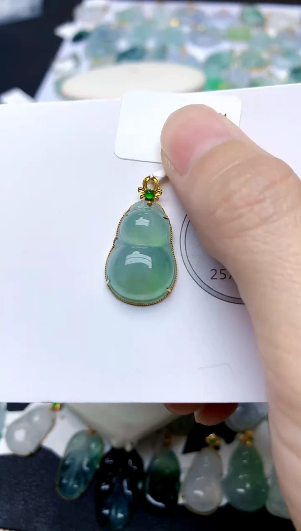 颈饰18K金镶嵌翡翠小*薯天然A货翡翠