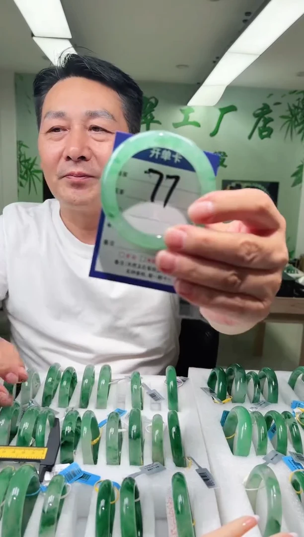 未镶嵌手镯石英质玉55