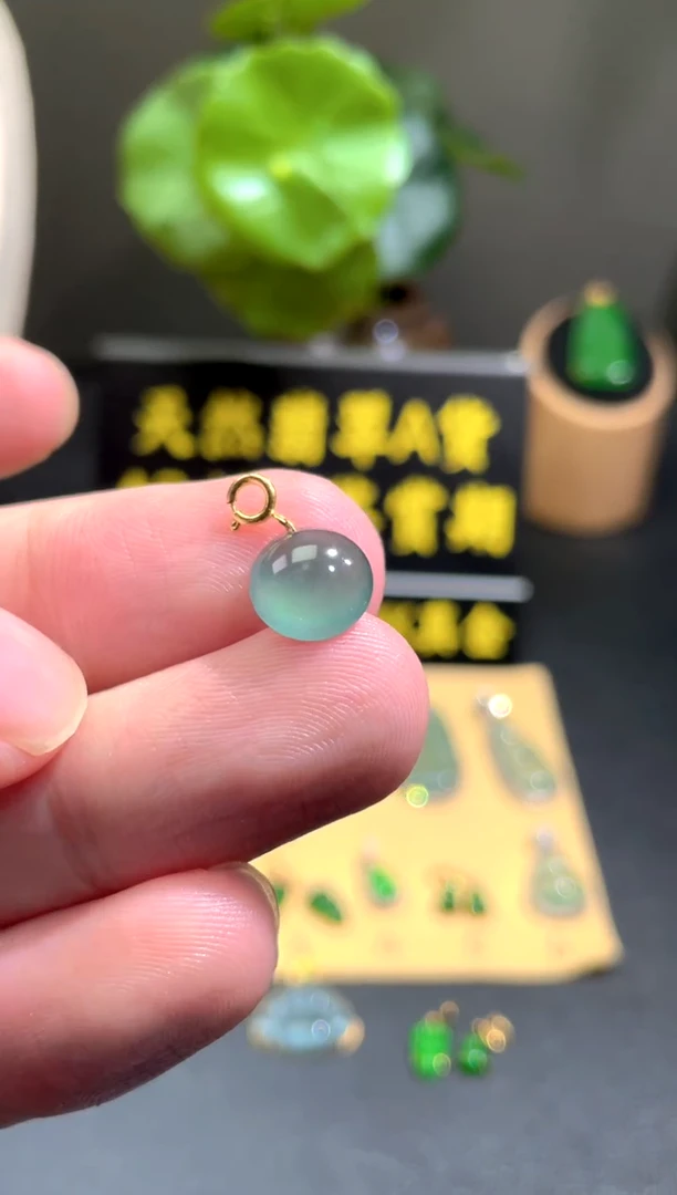 颈饰18K金镶嵌翡翠翡翠A货