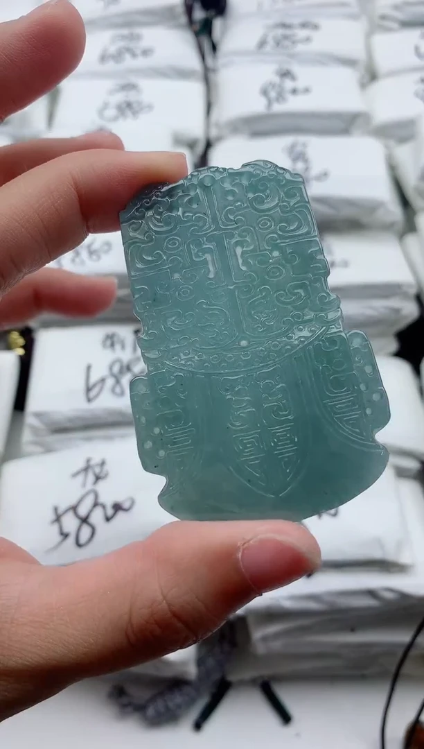 翡翠未镶嵌颈饰....