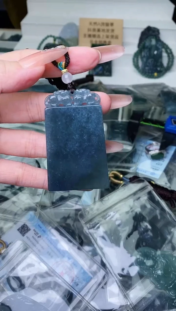 颈饰未镶嵌翡翠