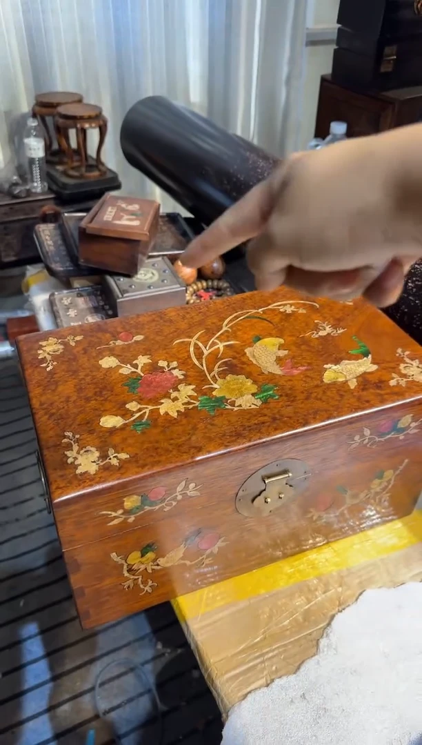 木黄花梨镶嵌彩贝老箱子花鱼花鱼