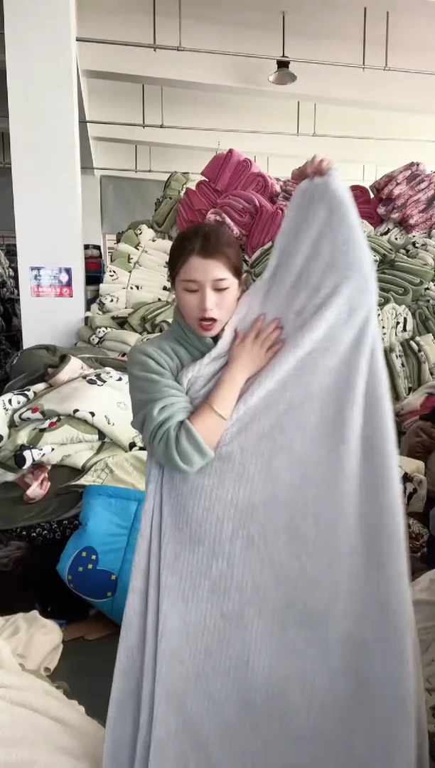 牛奶绒主播手上展示的   2.0*2.3米