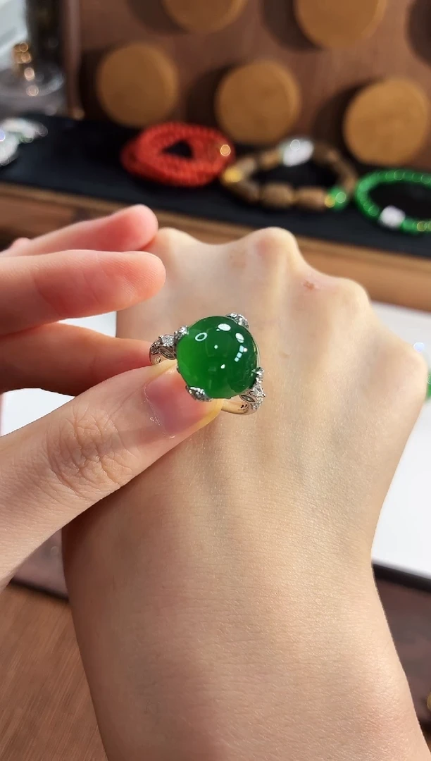 18K金镶嵌戒指翡翠手饰