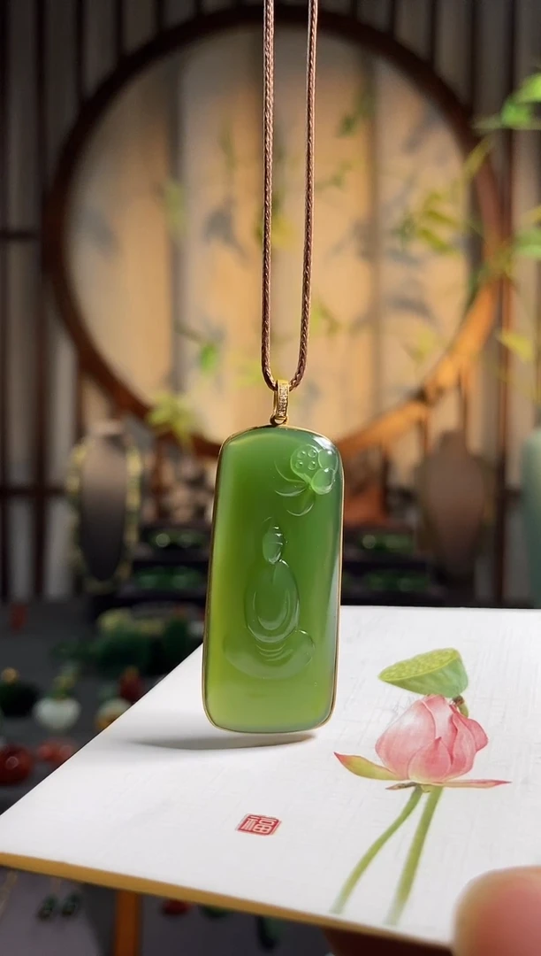颈饰18K金镶嵌和田玉，碧玉花开见佛