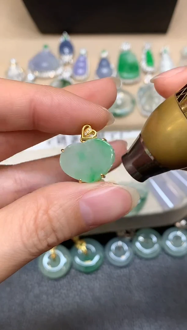 颈饰18K金镶嵌翡翠爱心【无服务费