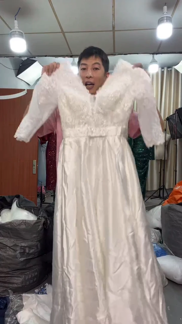 二蛋礼服=现在都是瑕疵款