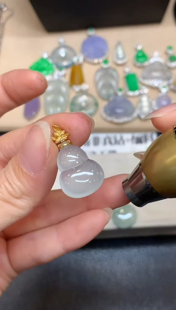 颈饰18K金镶嵌翡翠葫芦【无服务费