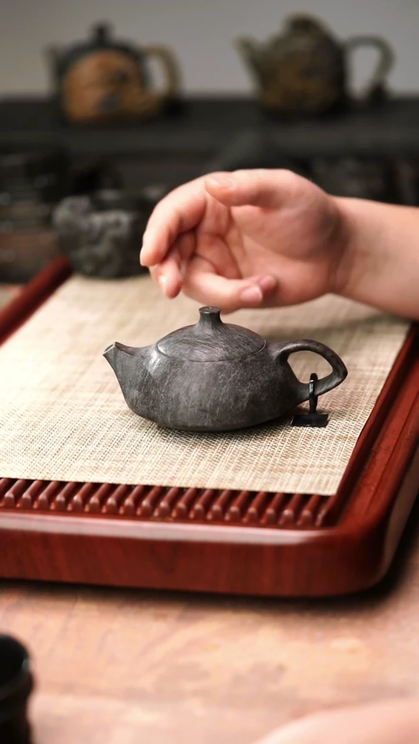 归玉堂冰碛岩重工雕刻斑斓鱼籽守智壶200cc