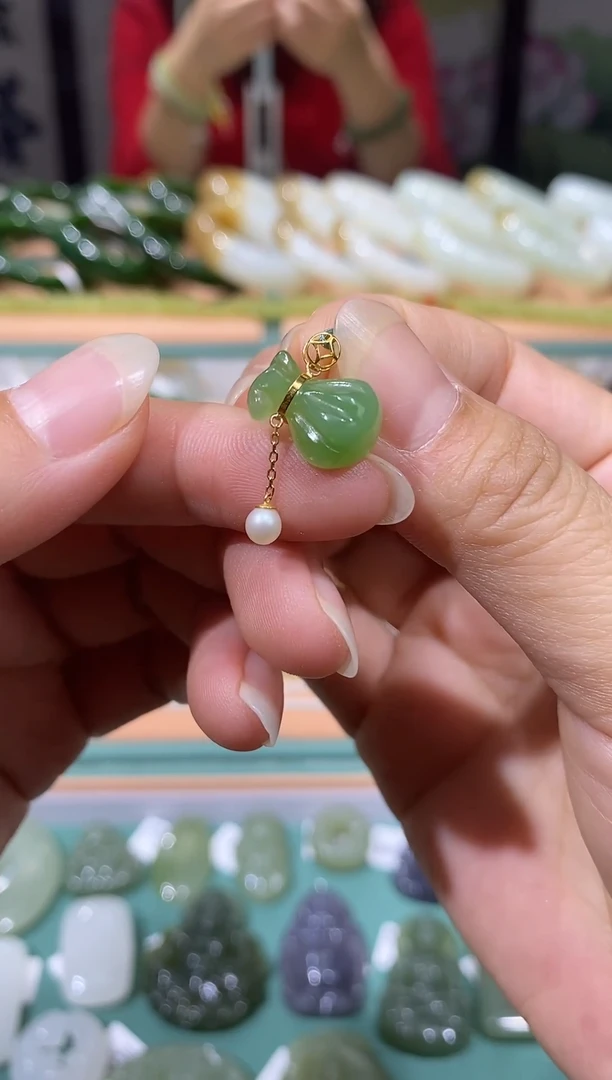 颈饰18K金镶嵌和田玉碧玉福袋