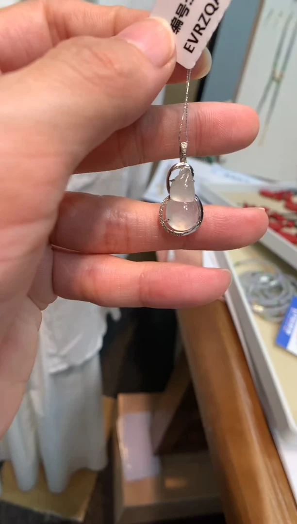 翡翠18K金镶嵌颈饰葫芦