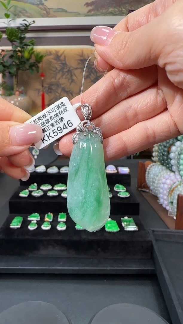 颈饰18K金镶嵌翡翠KK5946   福果