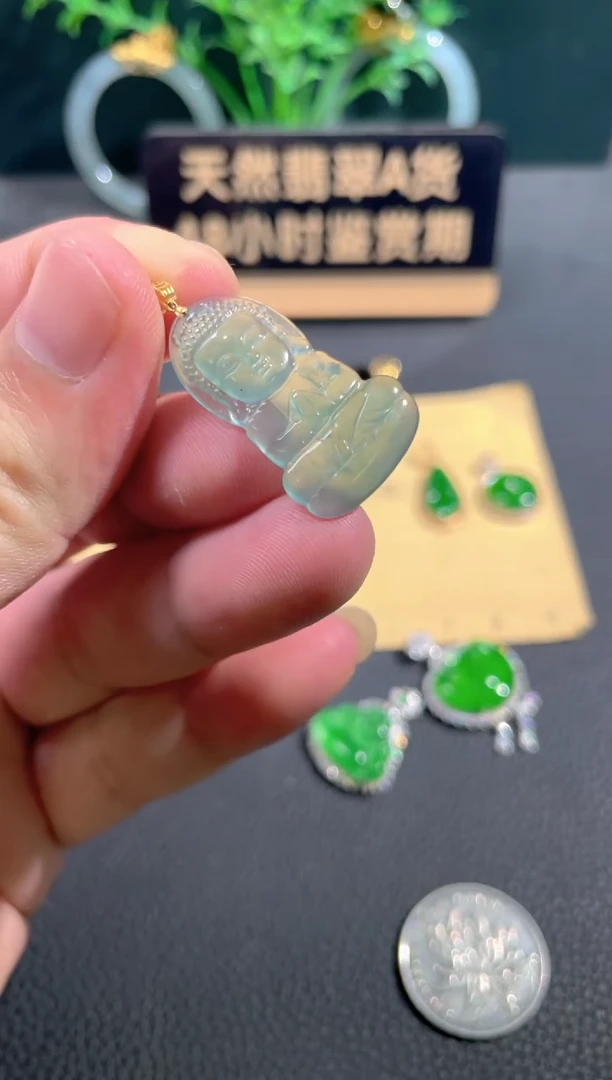 翡翠18K金镶嵌颈饰翡翠