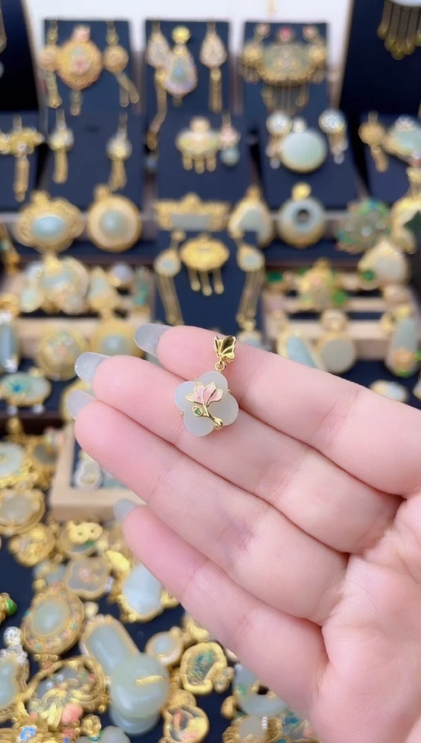 颈饰银S925镀金镶嵌和田玉蝶恋花四叶草吊坠