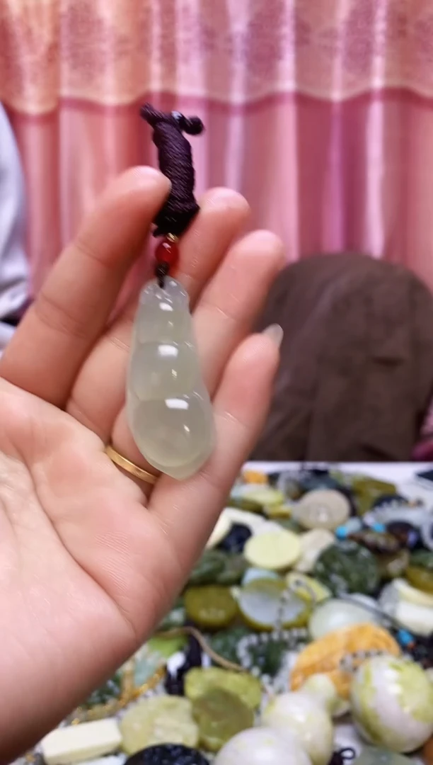 未镶嵌蛇纹石玉挂件