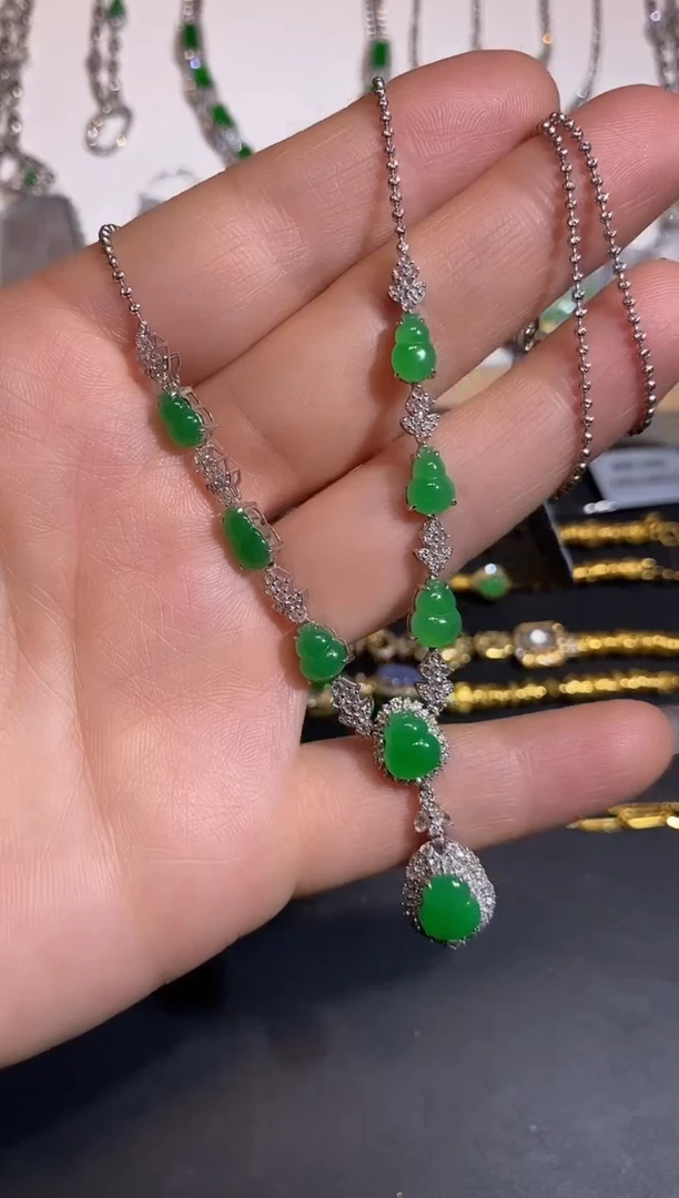 颈饰18K金镶嵌翡翠项链