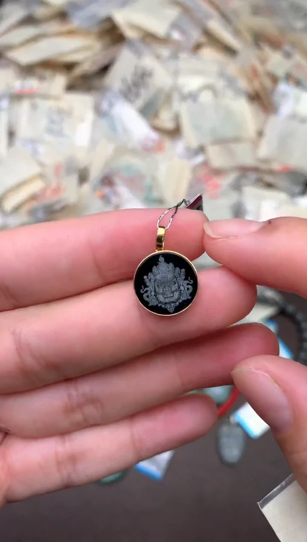 18K金镶嵌挂件翡翠 —