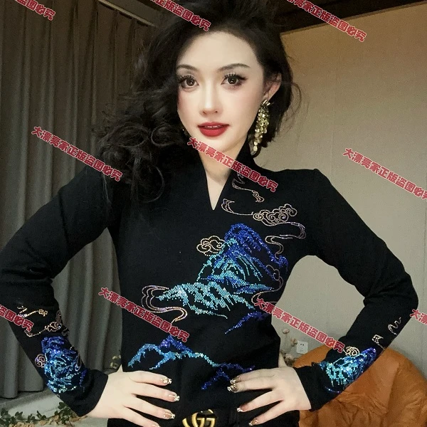 【断码破价】锦绣山河V领爆款时尚重工烫钻长袖打底衫女8250