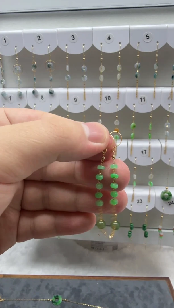 18K金镶嵌翡翠耳饰缅甸天然翡翠A货