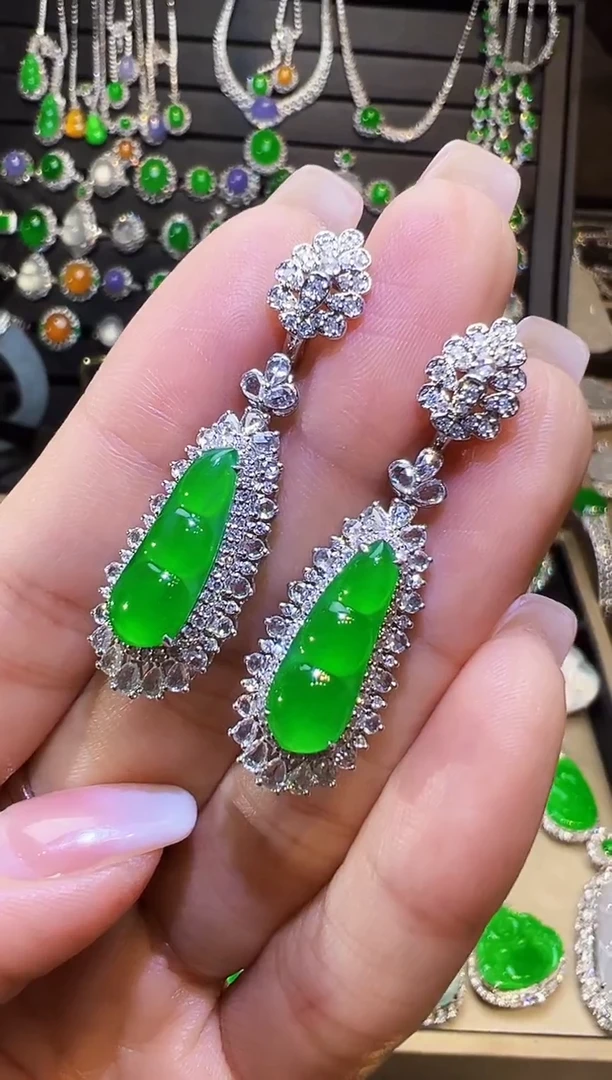 18K金镶嵌翡翠耳饰豆子