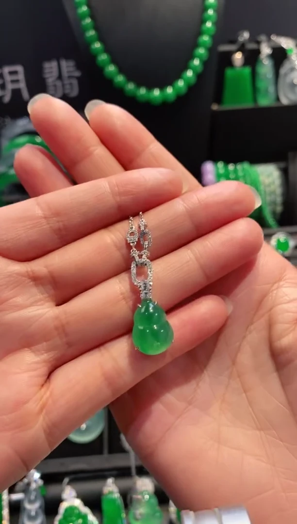 颈饰18K金镶嵌翡翠葫芦吊坠5211208
