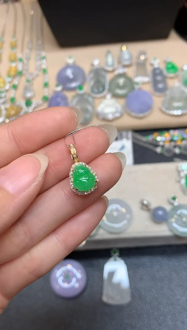 颈饰18K金镶嵌翡翠葫芦【无服务费