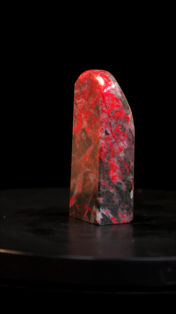 鸡血石牛角鸡血石