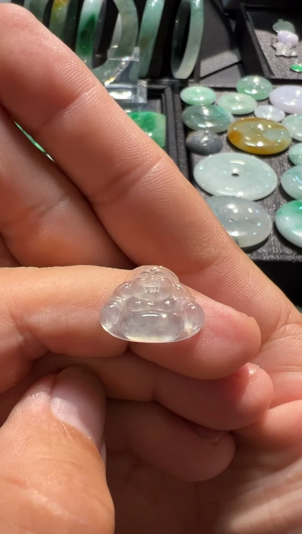 颈饰未镶嵌翡翠翡翠冰种佛公。