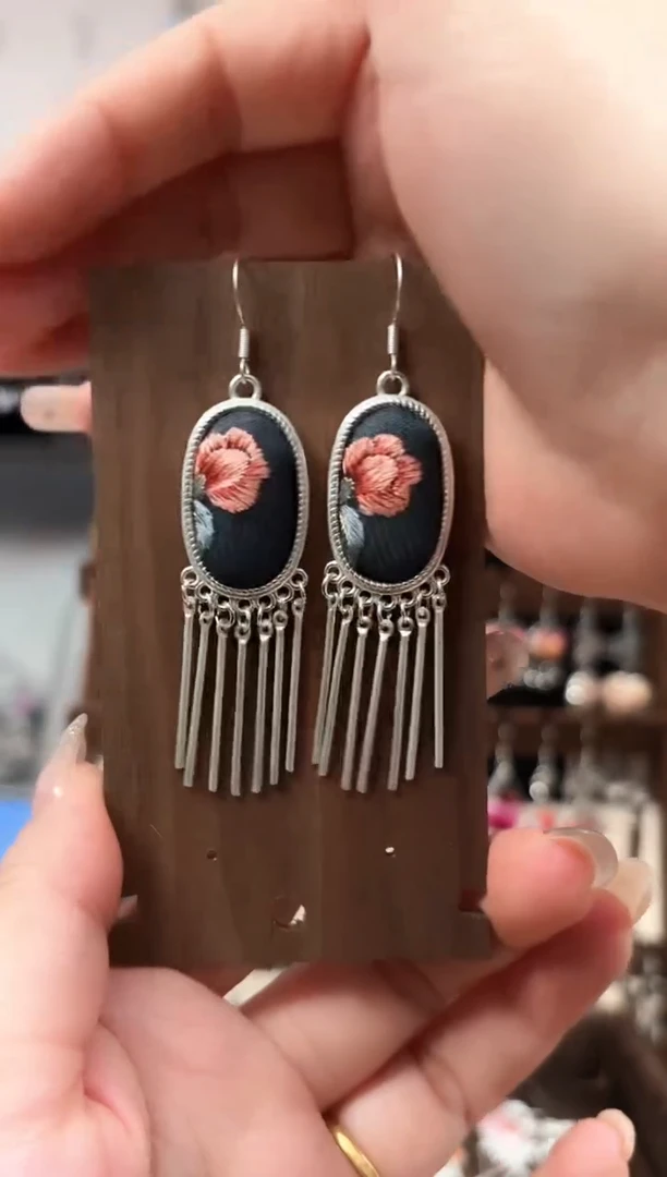 织绣非遗彩云南阁老绣饰品064