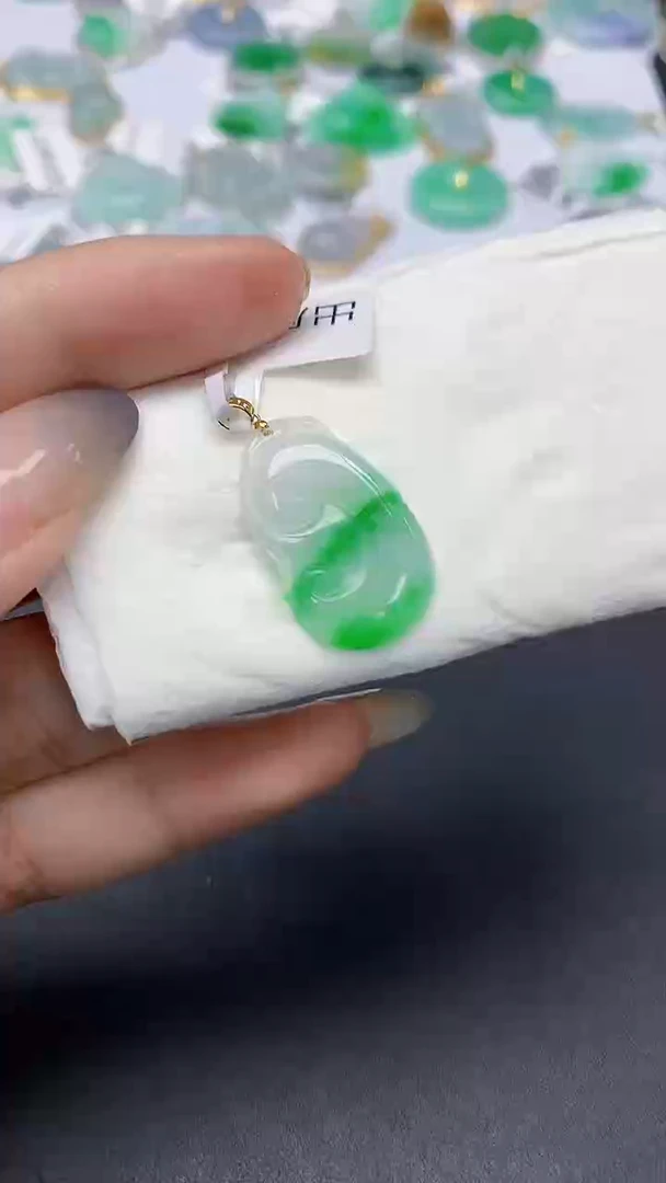 翡翠18K金镶嵌颈饰天然缅甸a货翡翠