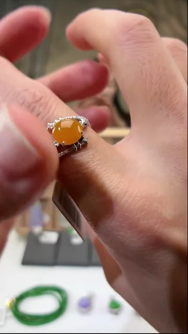 颈饰18K金镶嵌翡翠戒指