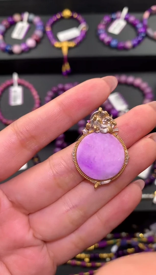 18K金镶嵌苏纪石（舒俱来），吊坠